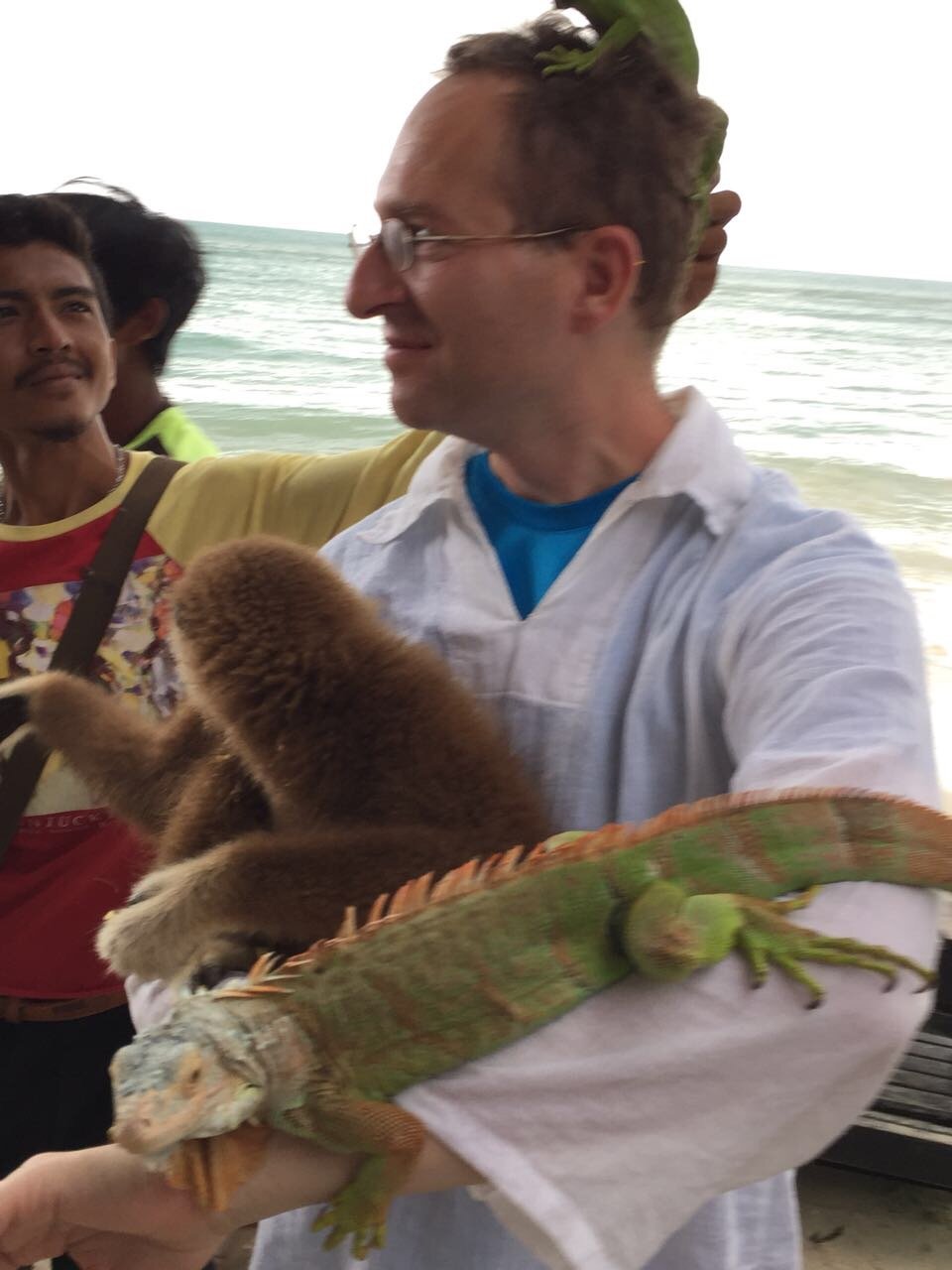 Dr. Mark Hosak mit Iguana in Thailand