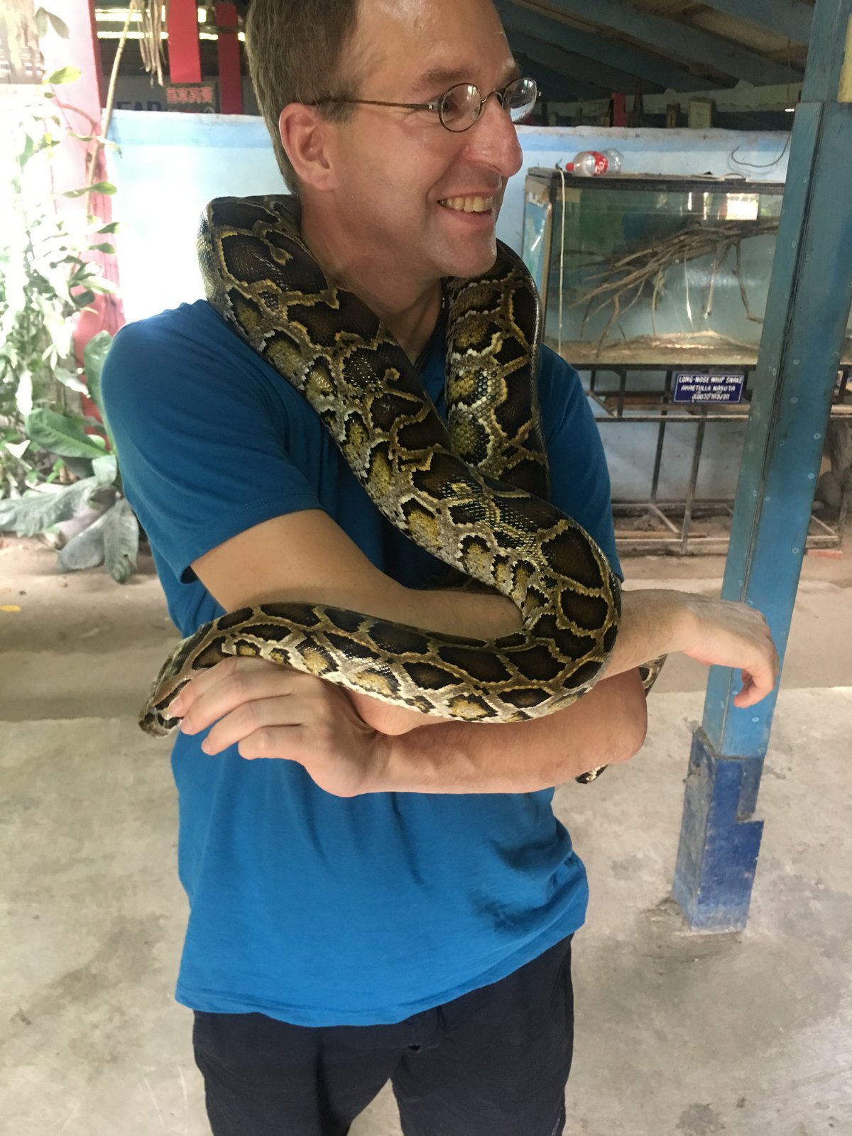 Dr. Mark Hosak mit Schlange als Krafttier